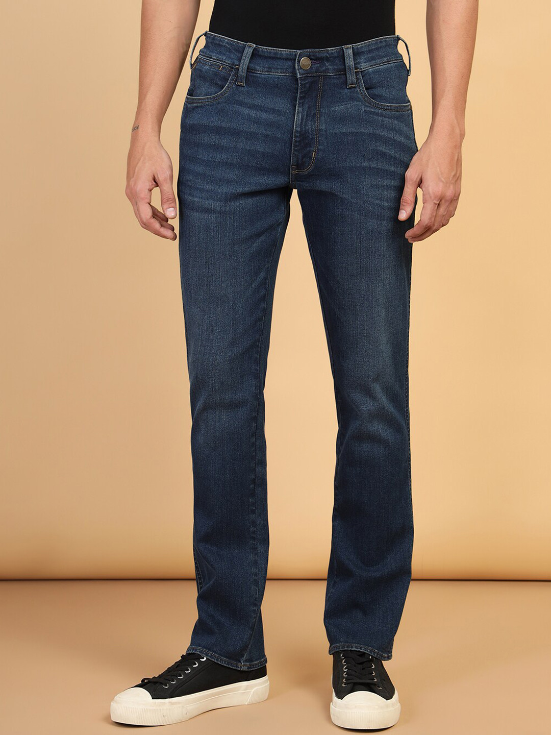 Wrangler Men Millard Low Distress Light Fade Stretchable Jeans