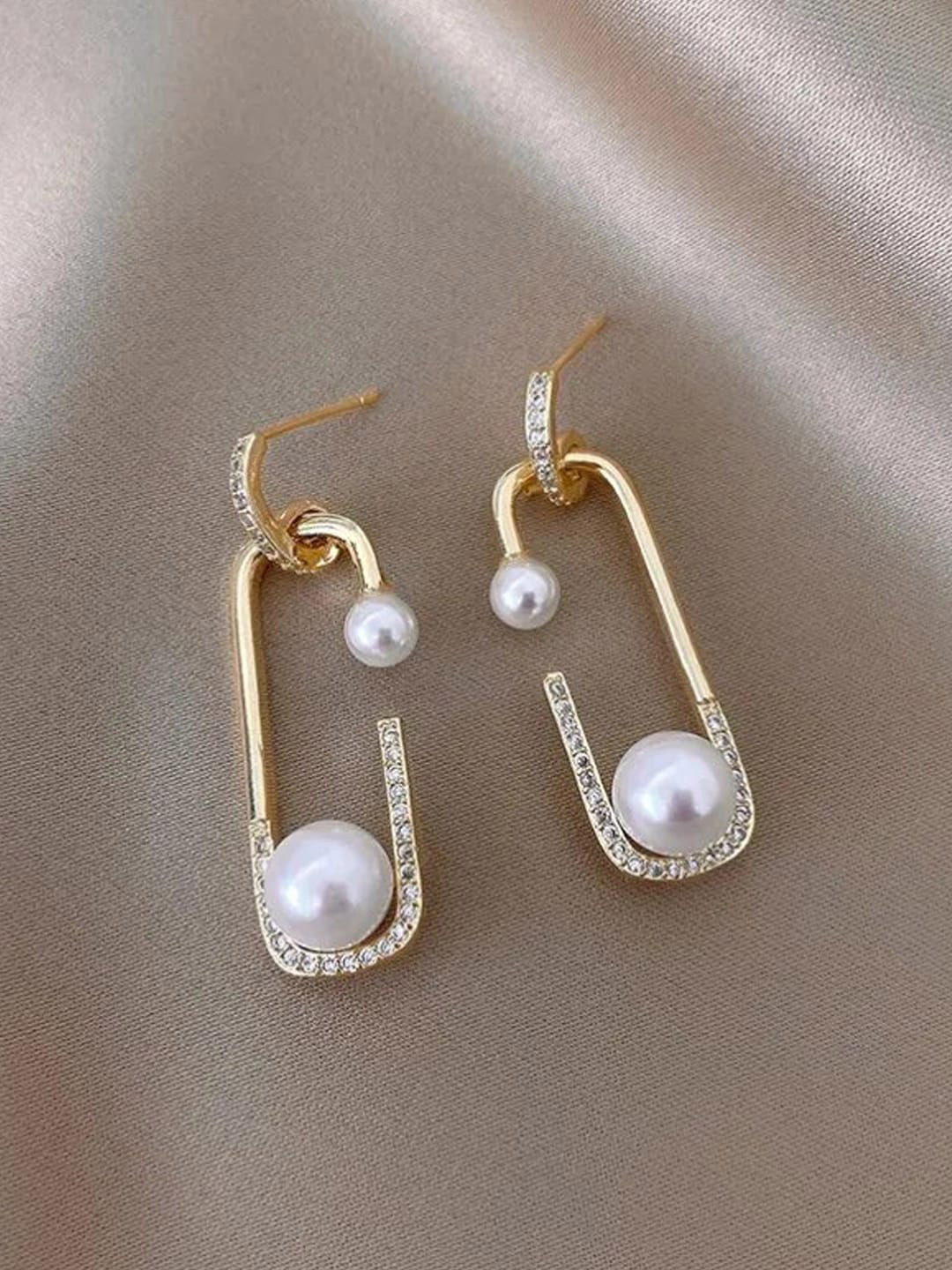 VAGHBHATT Geometric Studs Earrings