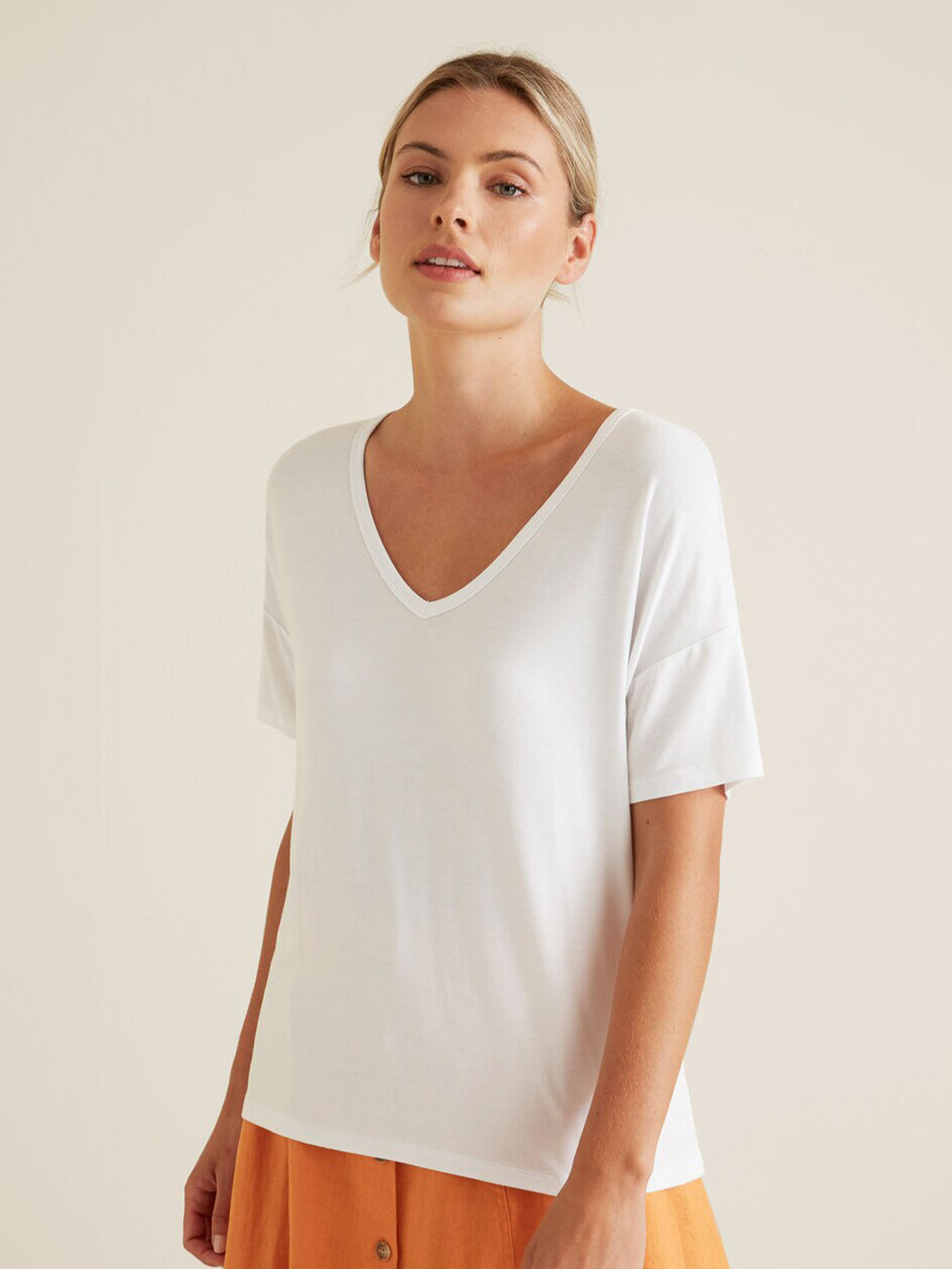 COLOR CAPITAL V-Neck Short Sleeves Realaxed Fit T-Shirt