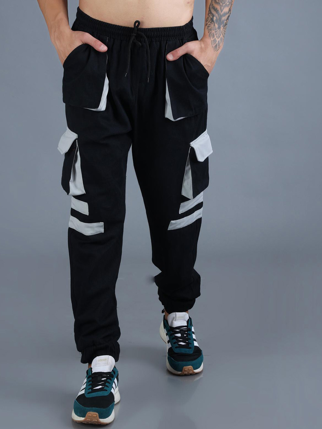 The Dance Bible Men Colourblocked Relaxed-Fit Stylish Flap Pockets Baggy Joggers