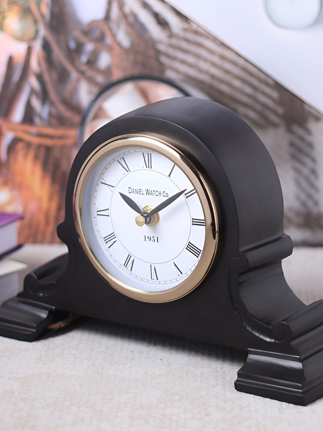 Decor de Maison Black Contemporary Round Shaped Table Clock
