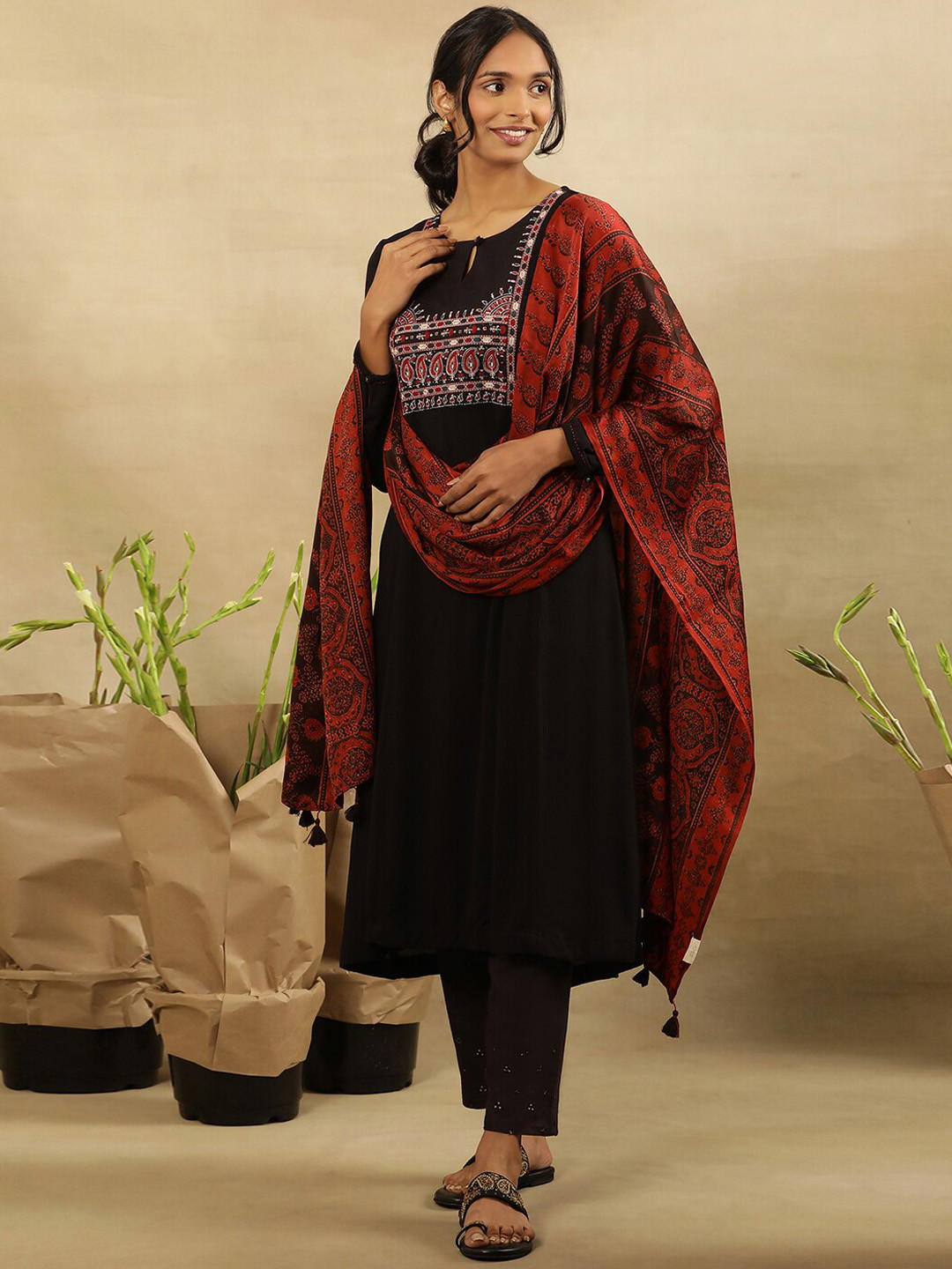 Folk Song  Paisley Embroidered Keyhole Neck Regular Sleeves Thread Folk Song ork Straight Kurta