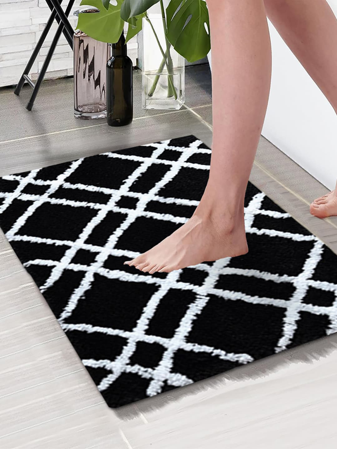 Aura Black & White Checked 1850 GSM Microfiber Bath Rug