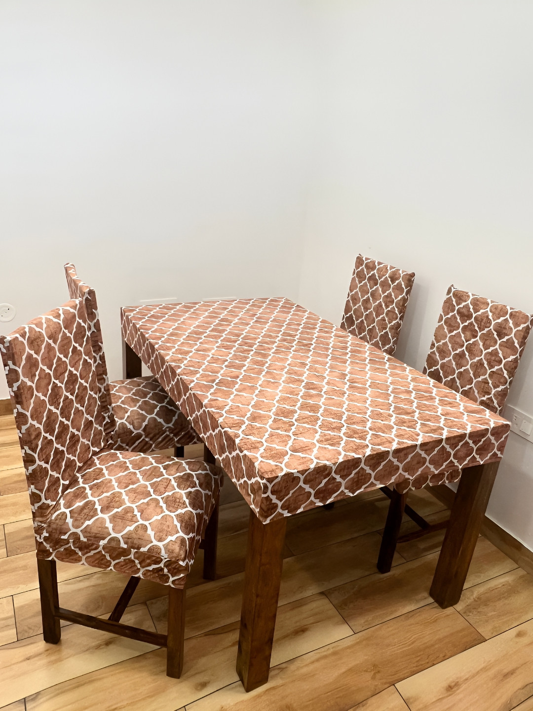 ohello 4 Pcs Golden Geometric Printed Elasticated Fitted Chair Covers With Table Cover