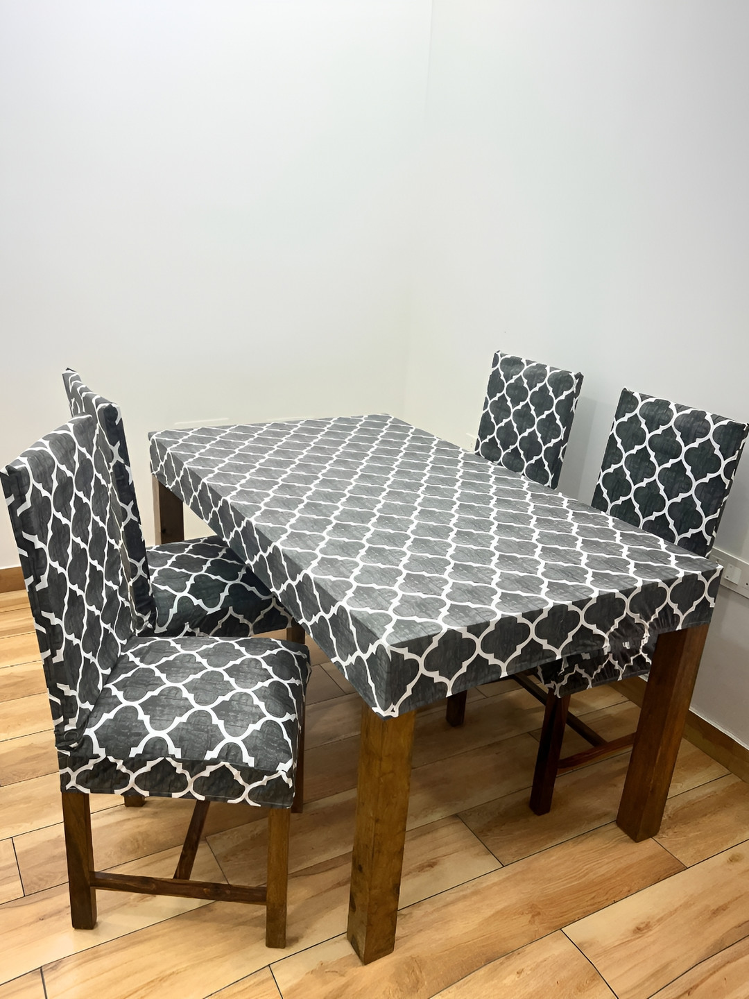 ohello 4 Pcs Black Geometric Printed Elasticated Fitted Chair Covers With Table Cover