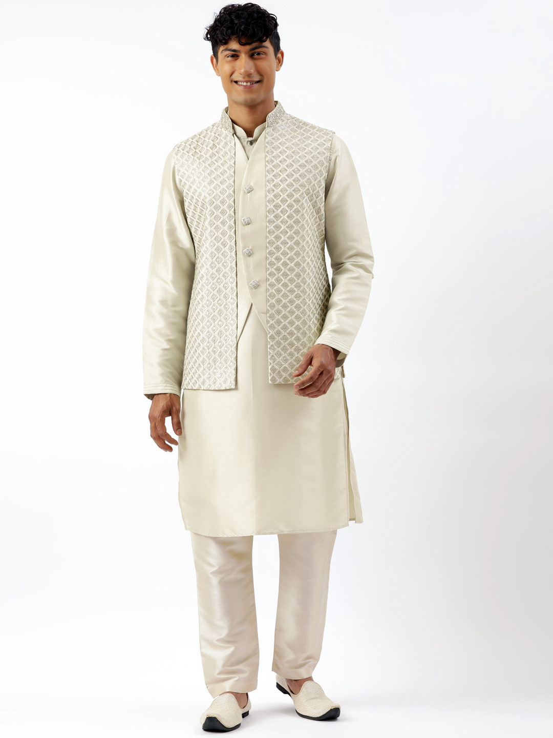 TheEthnic.Co Mandarin Collar Straight Kurta With Pyjamas & Embroiderd Layered Jacket