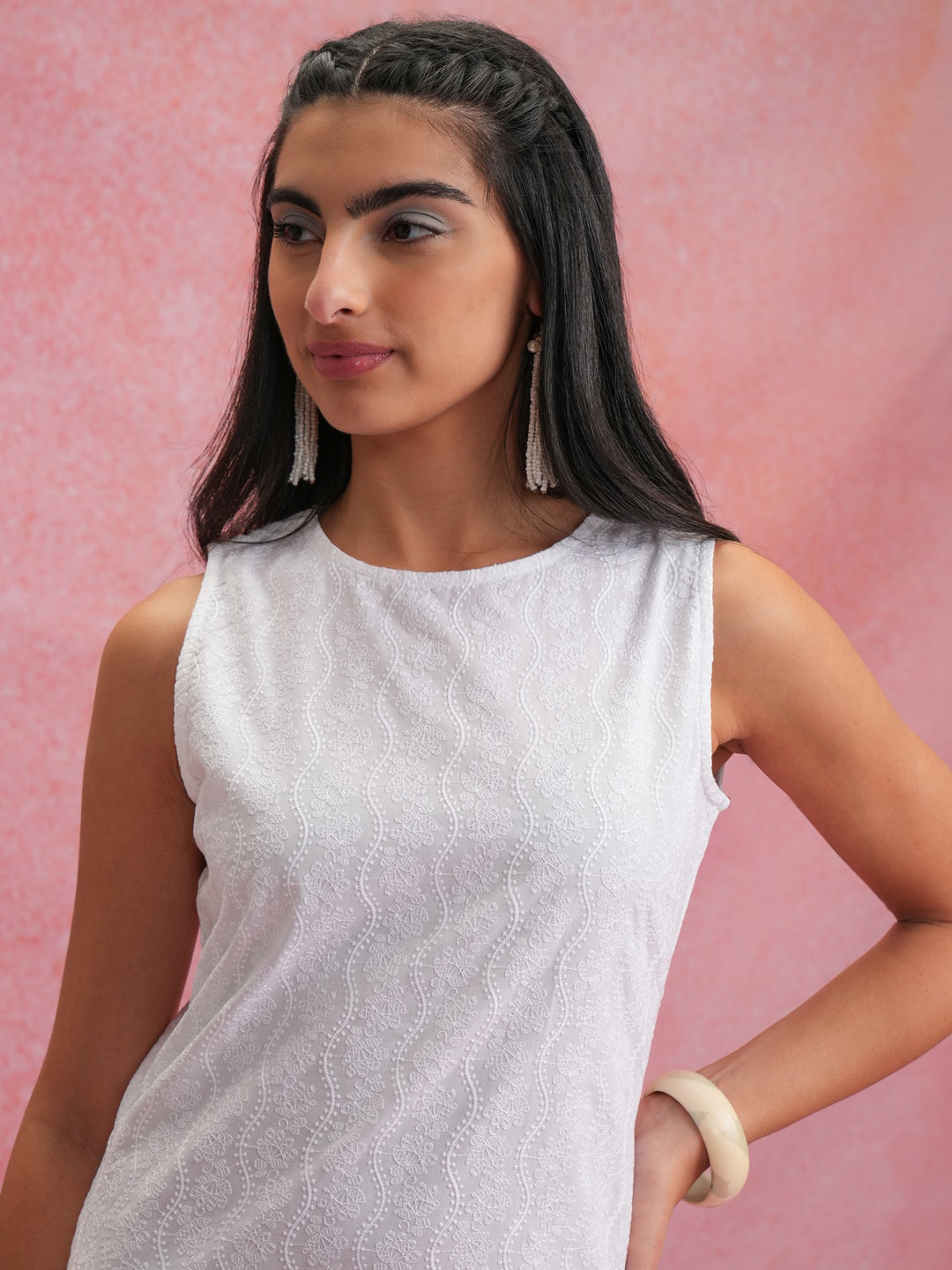Vishudh White Round Neck Sleeveless Thread Work Kurta