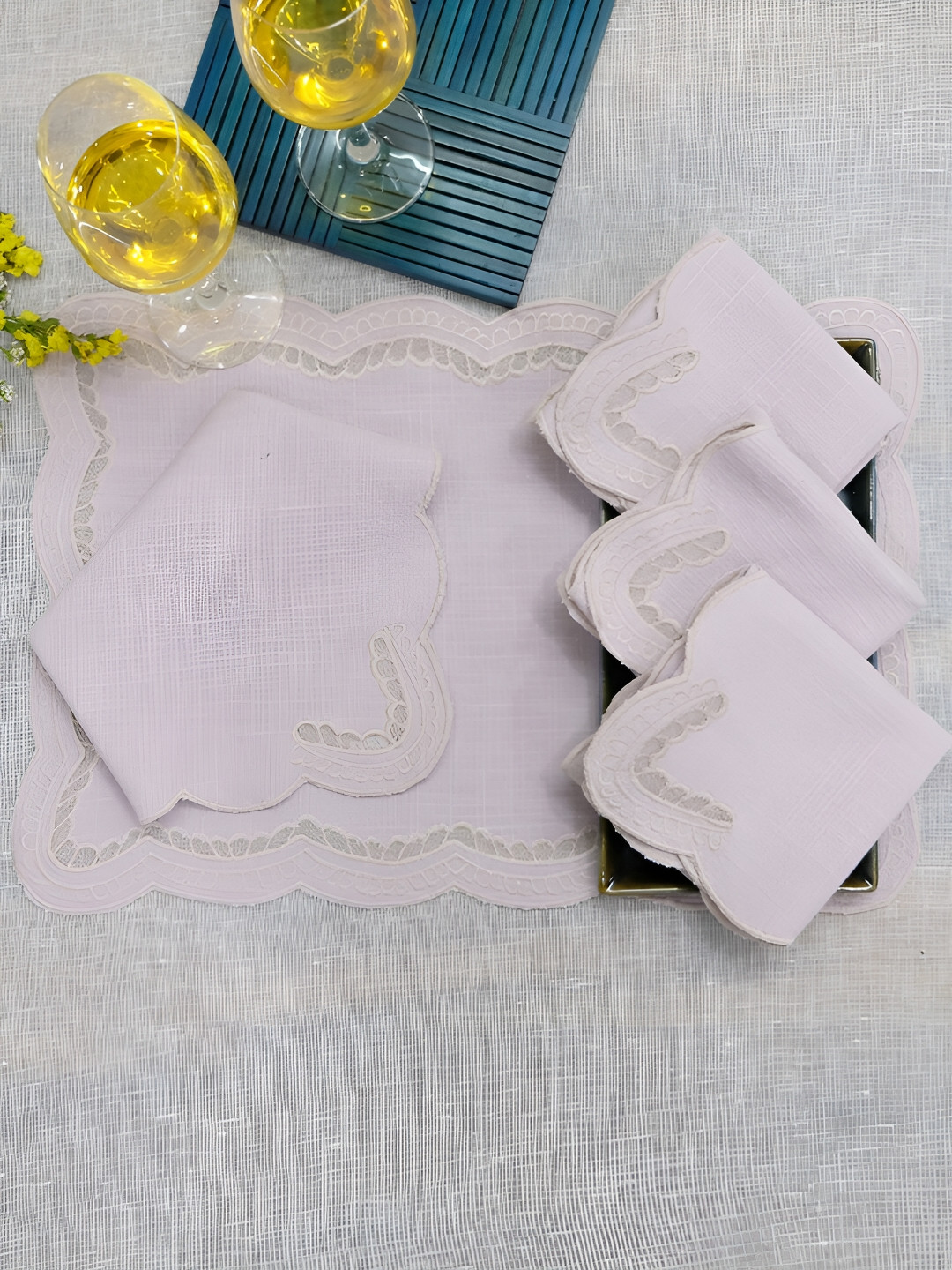 DESIGN GAATHA 4 Pieces Pink Embroidered Table Napkins