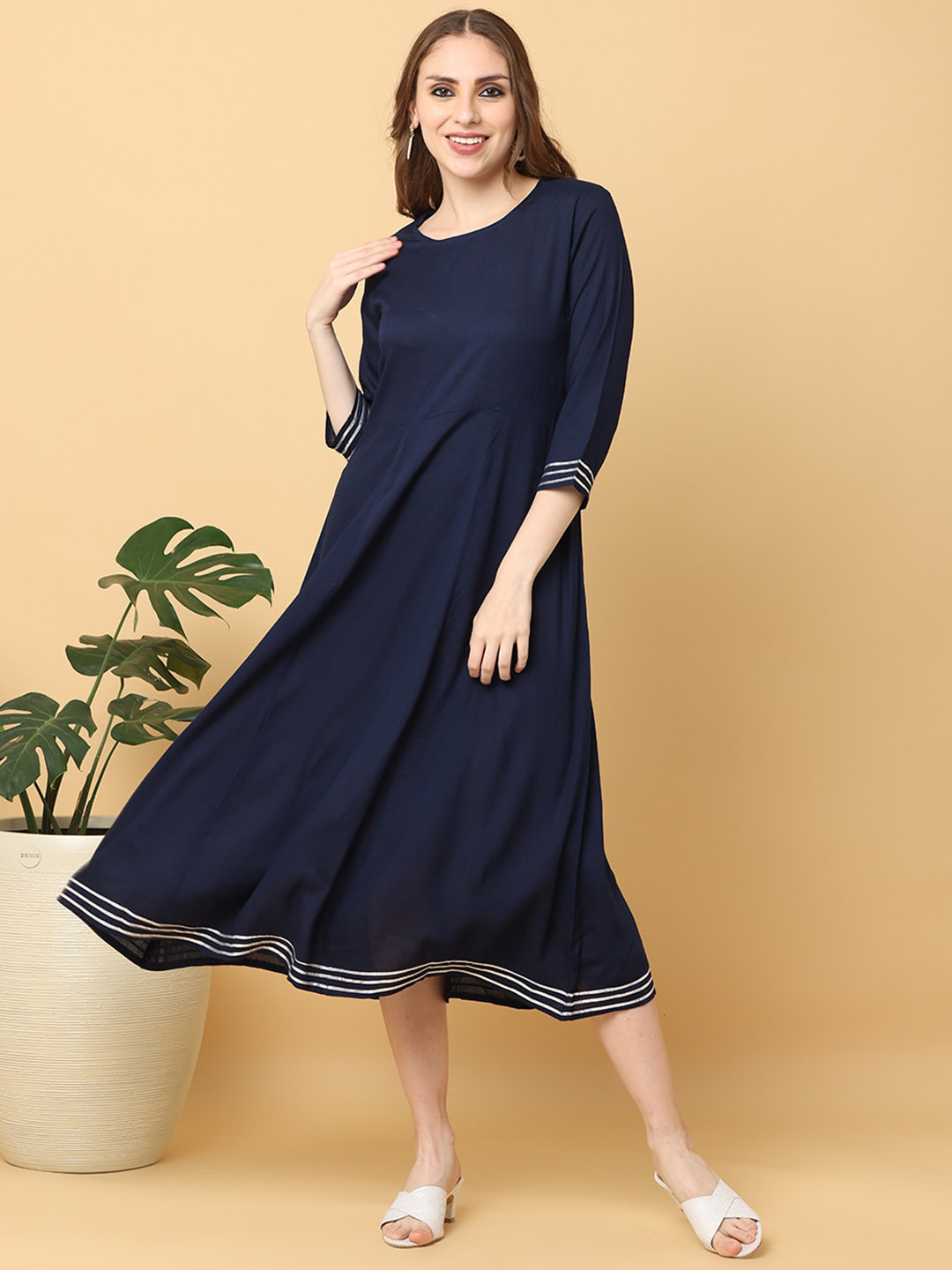Cora Round Neck Fit and Flare Midi Drees