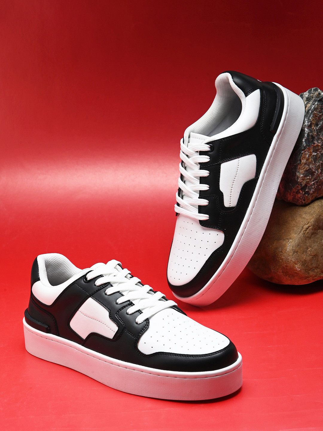 HRX by Hrithik Roshan GAMESCAPE Women White & Black Colourblocked Lightweight Sneakers