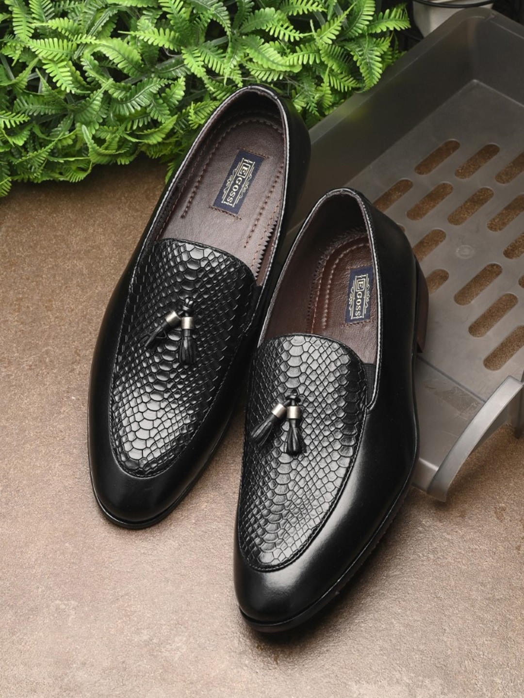 Egoss Men Black Textured Round Toe Leather Loafers