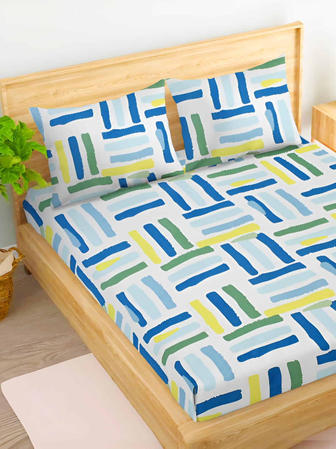 bsb home Prime White Abstract Microfiber 180 TC Fitted King Fine Bedsheet with 2 Pillow Covers-72 x 78 inches