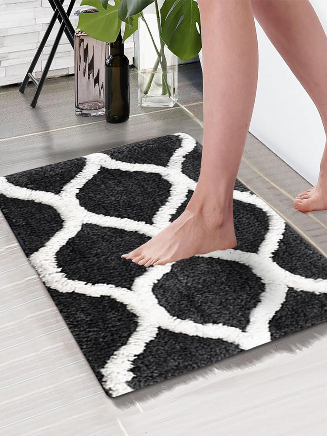 Aura Grey & White Swish Self-Design1850 GSM Anti-Skid Microfiber Large Bath Mat
