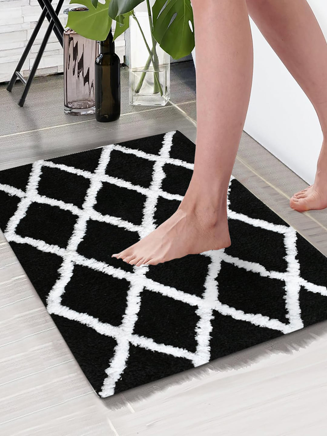 Aura Black & white Checkered 1850 GSM Anti Skid Microfiber Bath Rugs