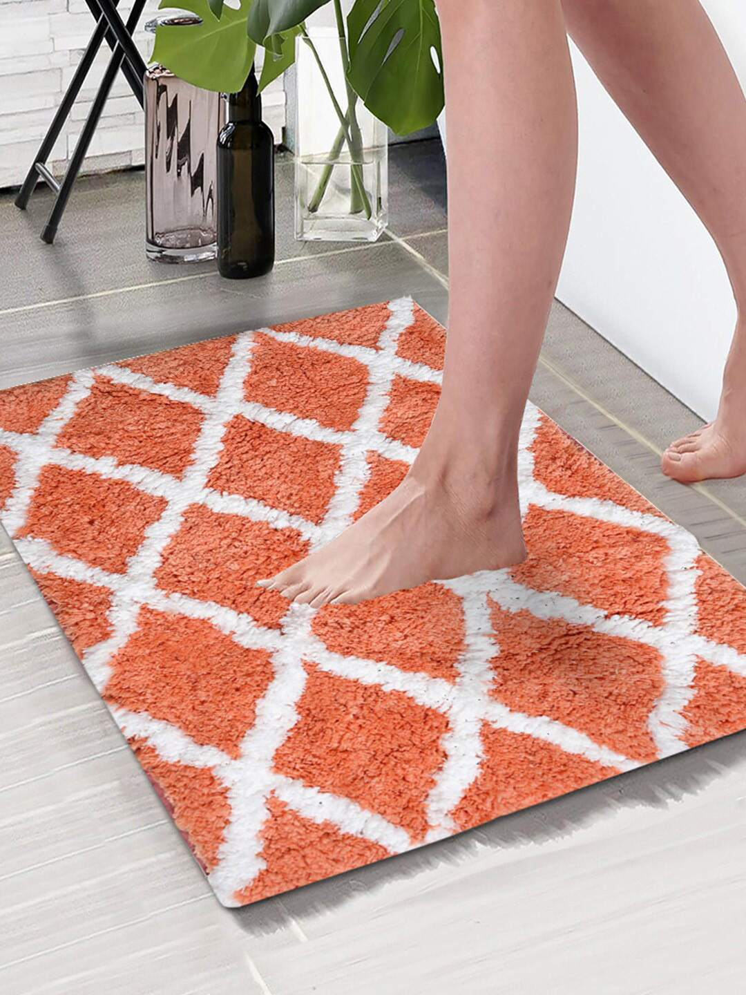Aura Peach-Colored & White Checked Microfiber 1850 GSM Anti-Skid Bath Rugs