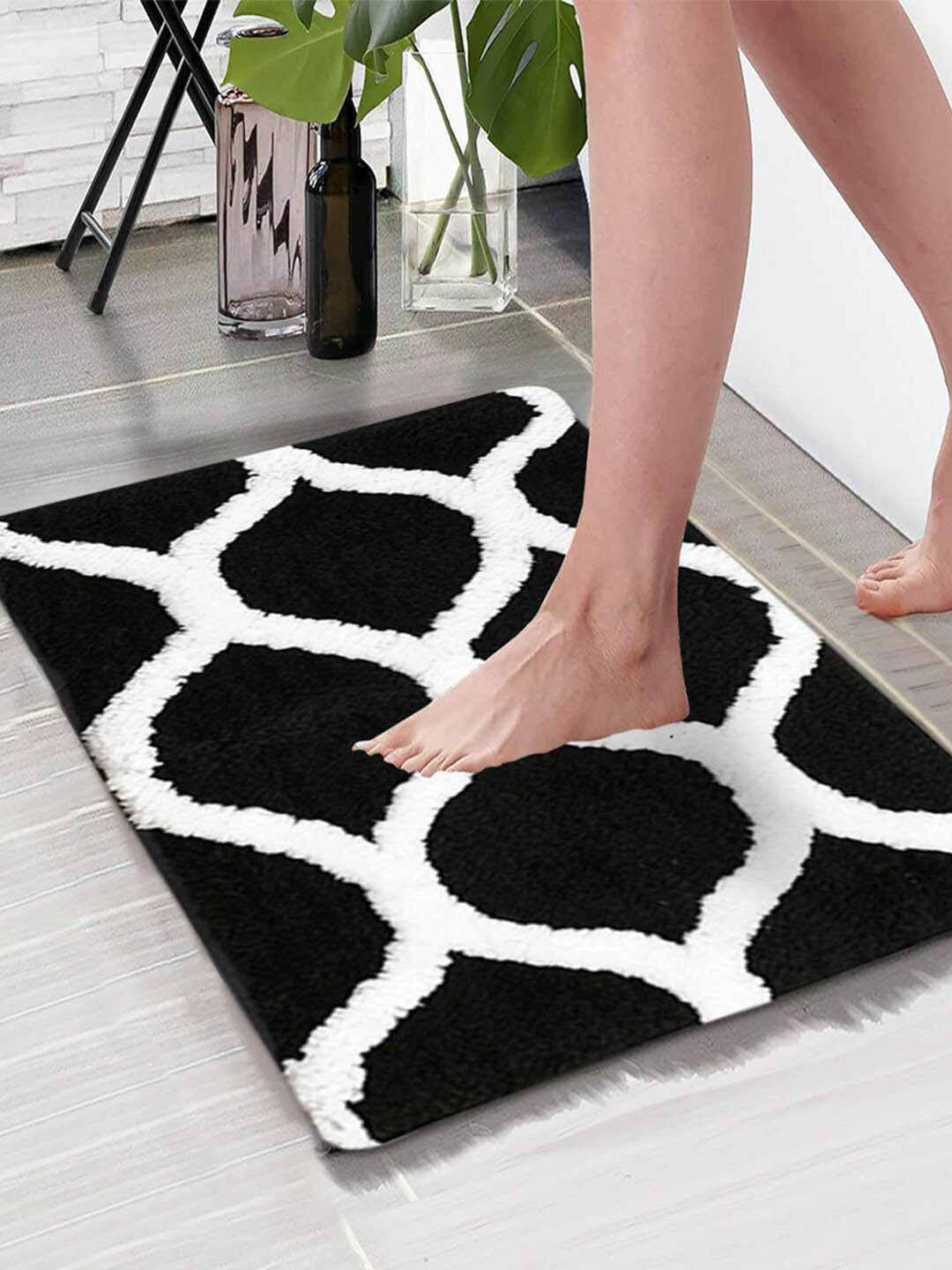 Aura Black & White Swish Design Microfiber 1850 GSM Large Anti-Skid Bath Mat