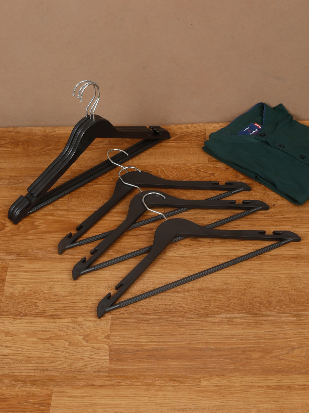 DREAM WEAVERZ Pack of 6 Black Heavy Duty Plastic Durable Adult Clothes Hangers