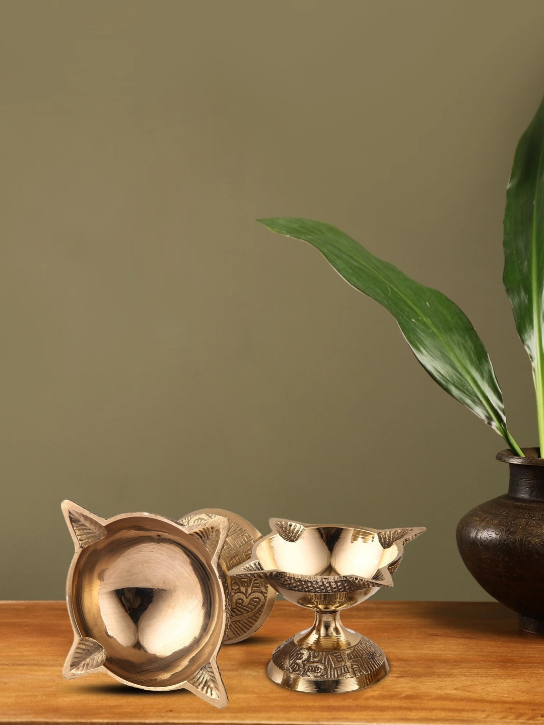 DOKCHAN Brown Textured Brass 4 Face Diya