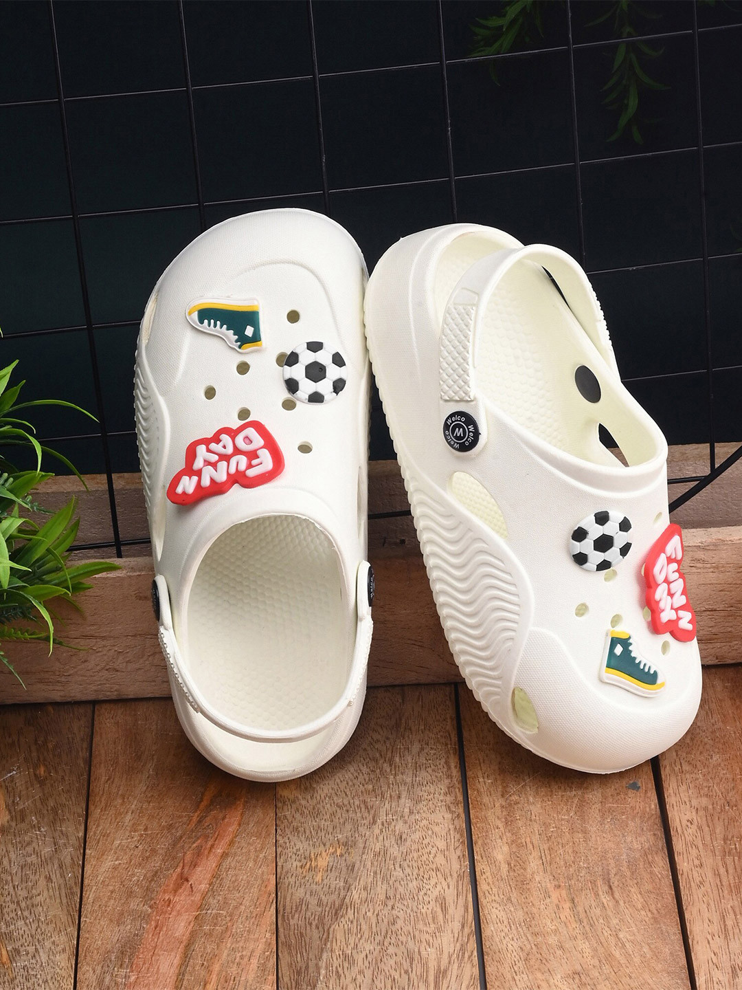 BIRDE Boys Applique Detailed Clogs