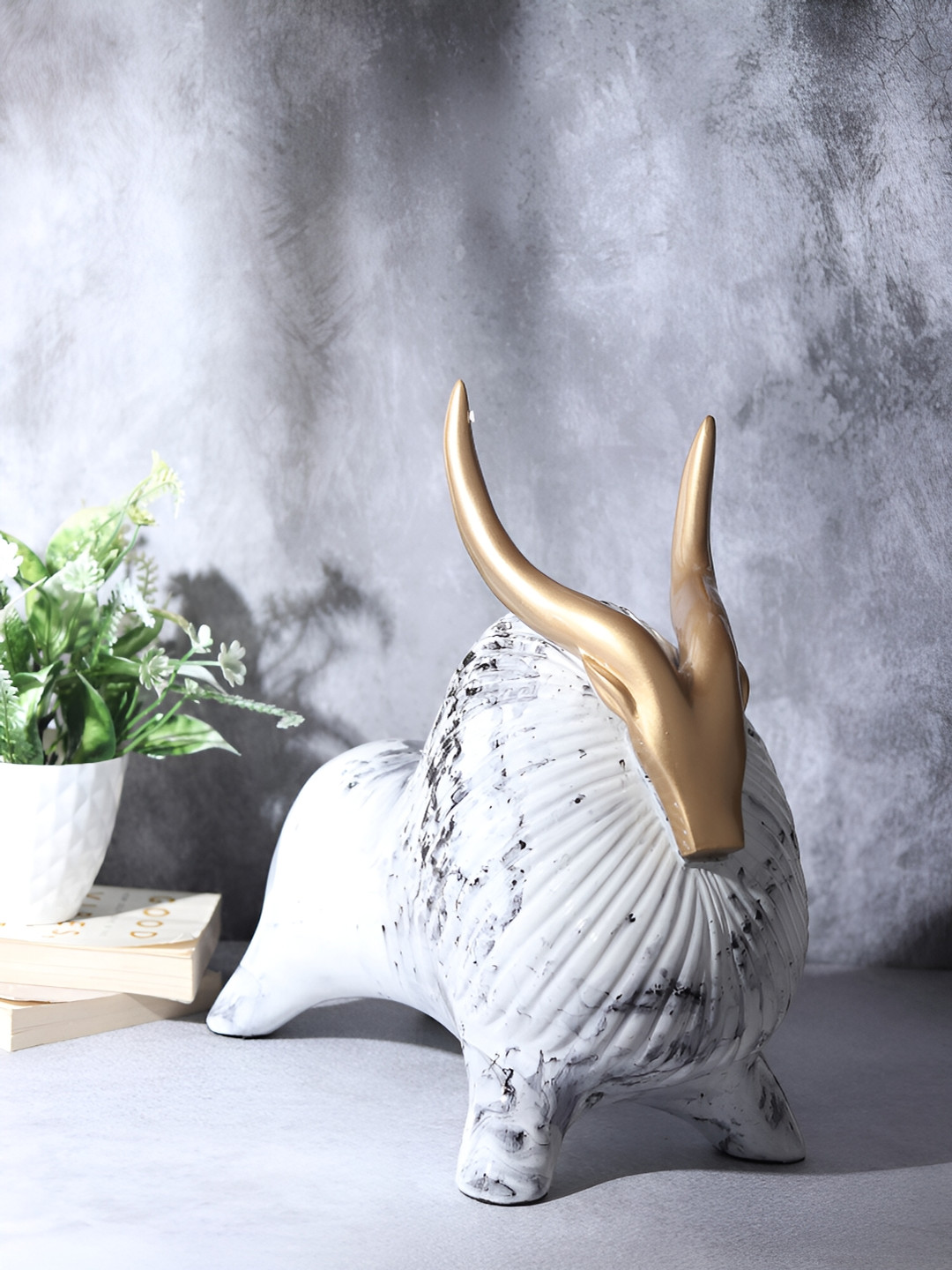 Decor de Maison White Yak's Marbellic Showpiece