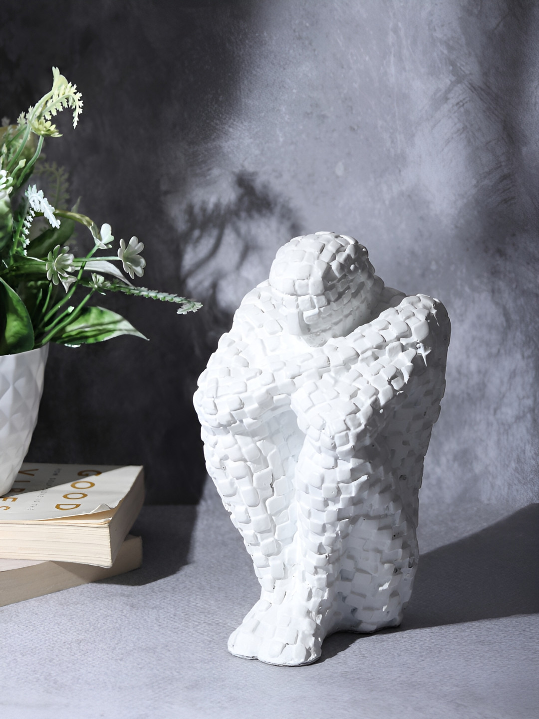 Decor de Maison White Secluded Thinker Showpiece