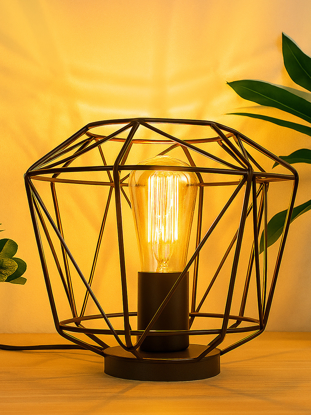 Homesake Black Metal Traditional Abstract Shaped Table Lamp