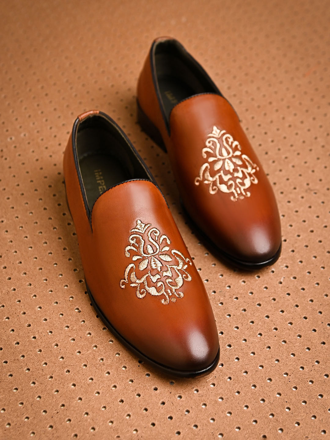 Regal Men Embroidered Lightweight Comfort Insole Leather Slip-On Sneakers