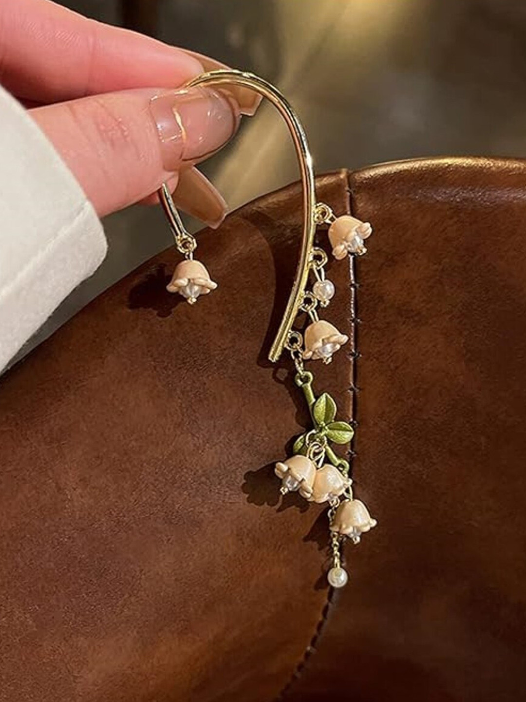 EL REGALO Single Contemporary Ear Cuffs