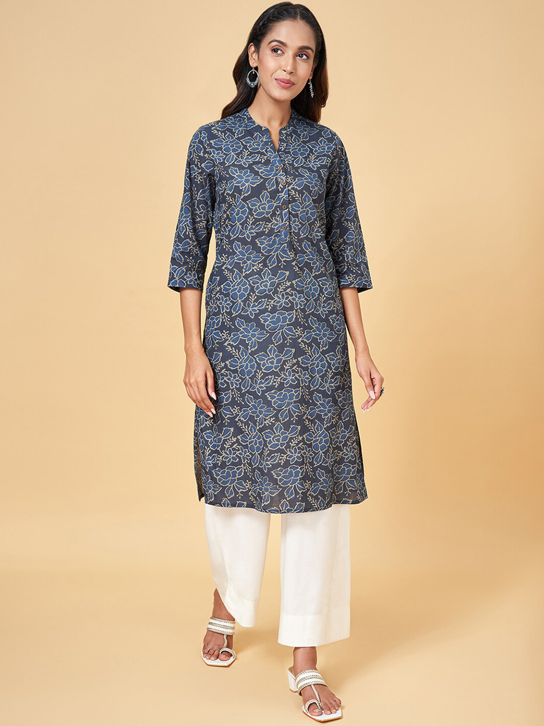 RANGMANCH BY PANTALOONS Paisley Printed Flared Sleeves Thread Work Kurta