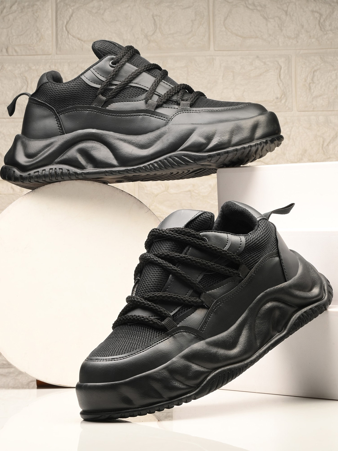 ARIVO Men Textured Lightweight Sneakers