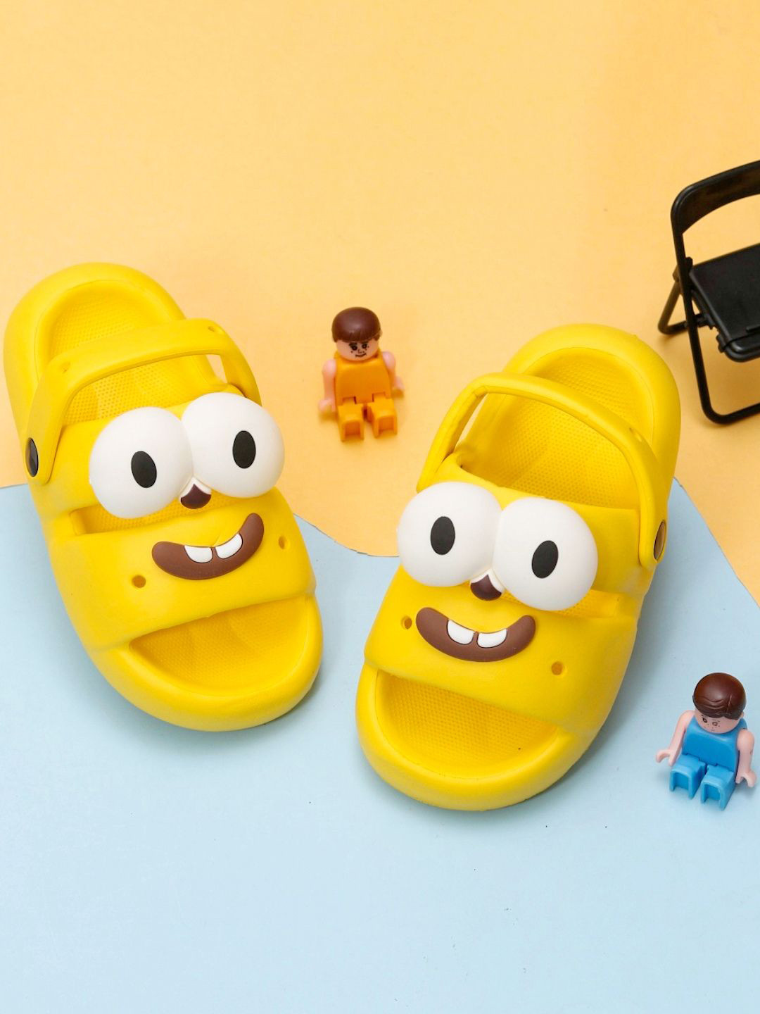 Yellow Bee Boys Self Design Slip-On Sliders