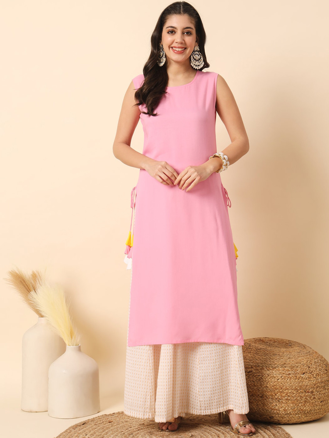 Meeranshi Geometric Round Neck Sleeveless Thread Work Kurta
