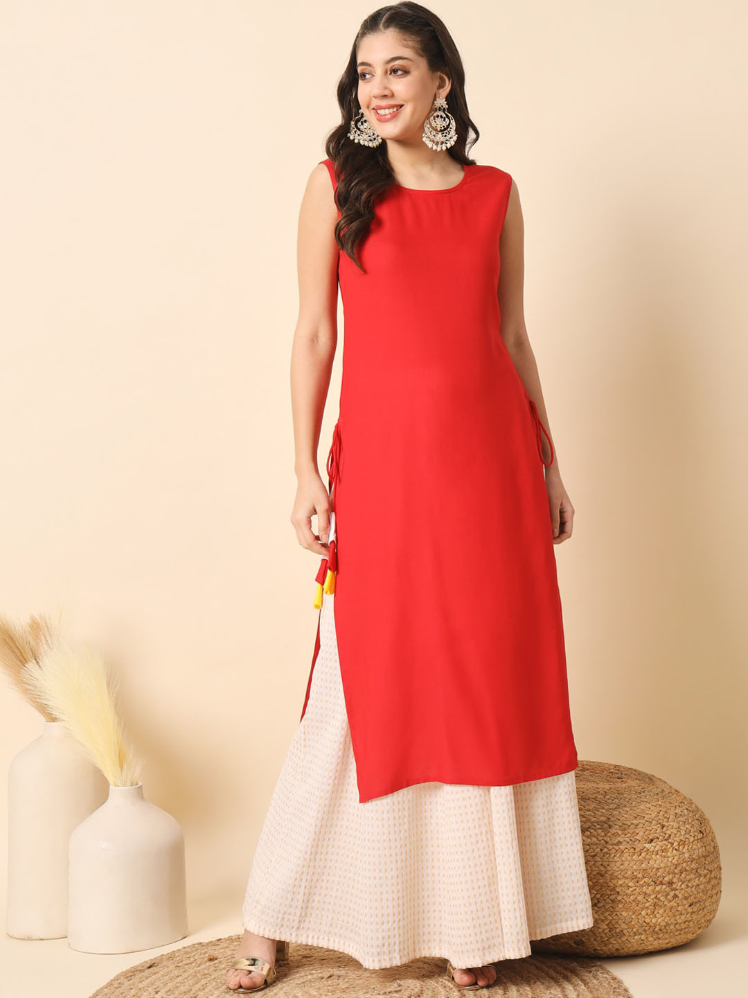 Meeranshi Geometric Round Neck Sleeveless Thread Work Kurta