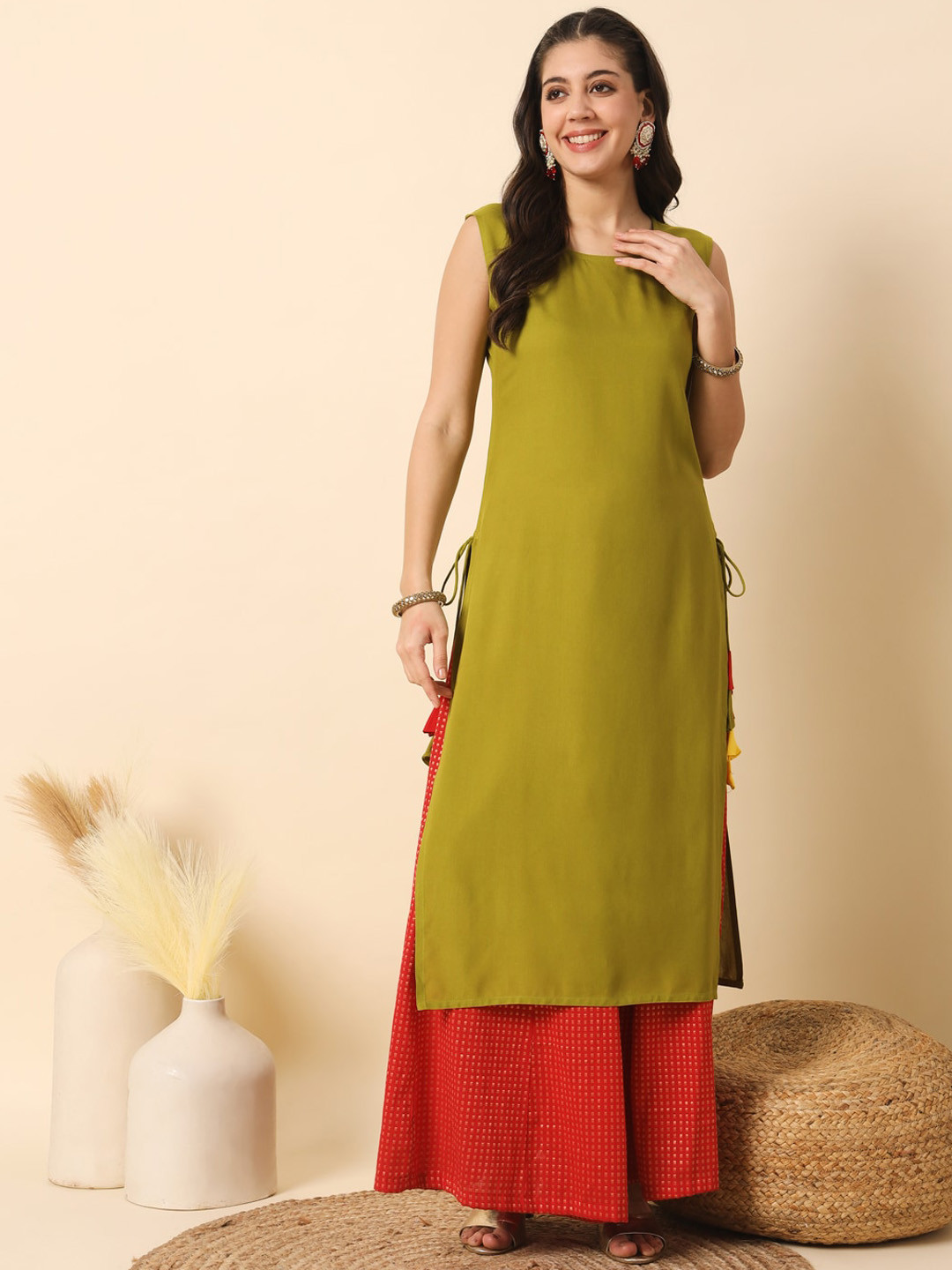 Meeranshi Geometric Round Neck Sleeveless Thread Work Kurta