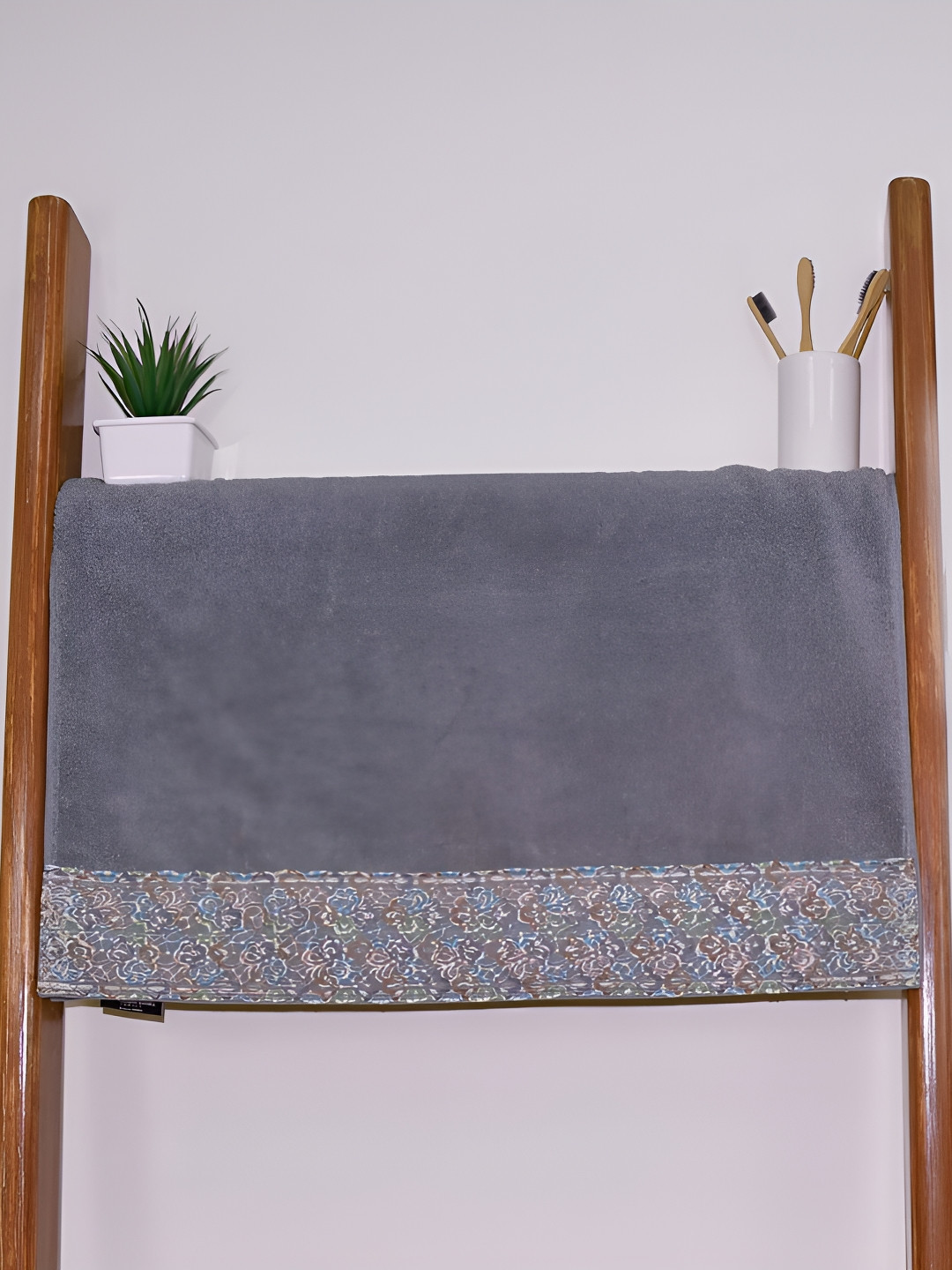 RANGOLI Grey & Green Double- Ply Terry Cotton 550 GSM Bath Towel