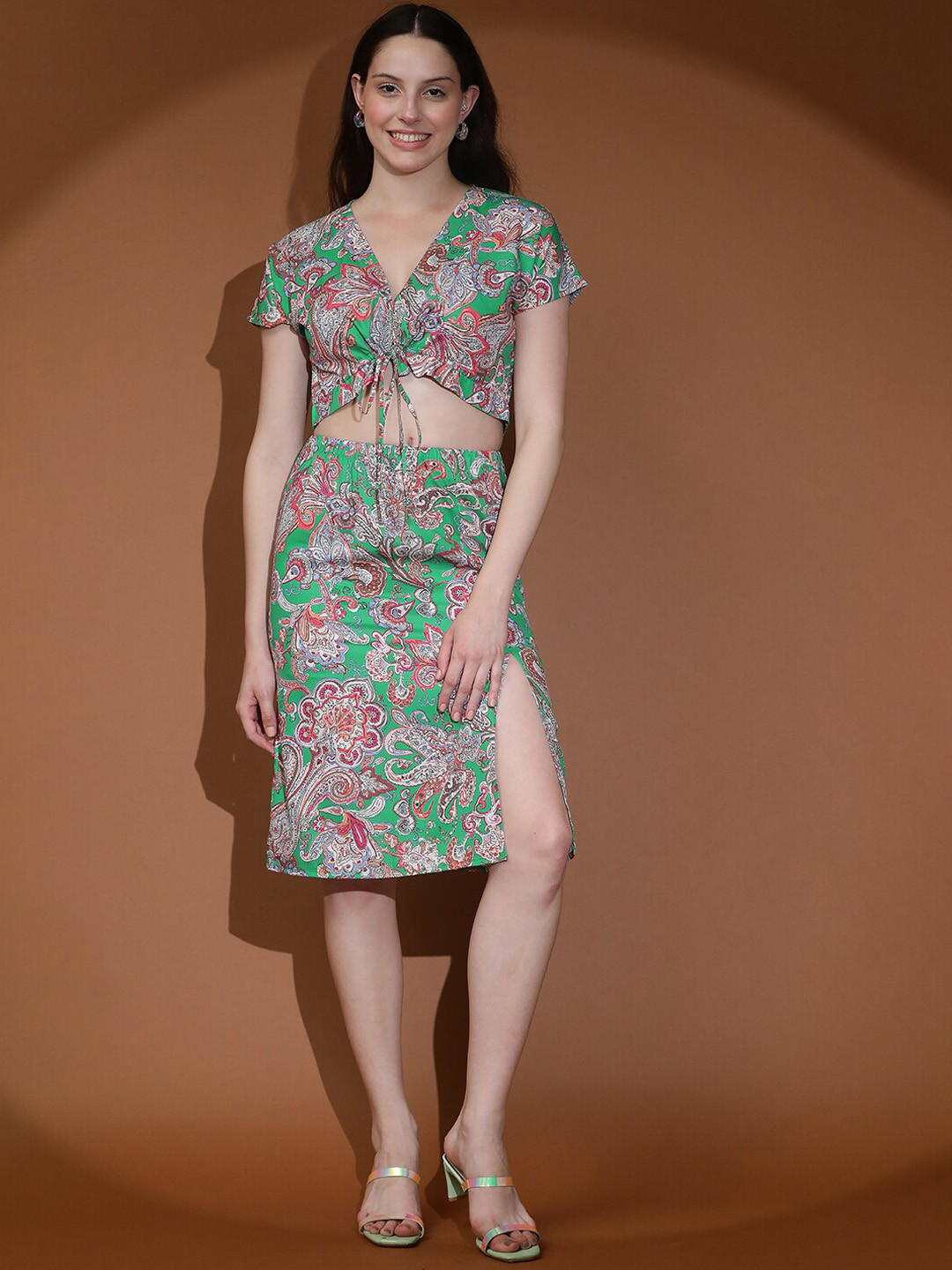 Stylecast X Kotty Green Floral Printed V-Neck Crop Top With Skirts