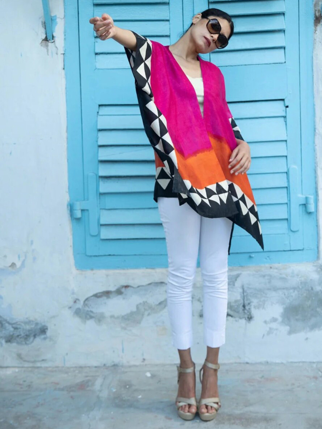 AESHAANE Women Coloublocked Pure Silk Shrug