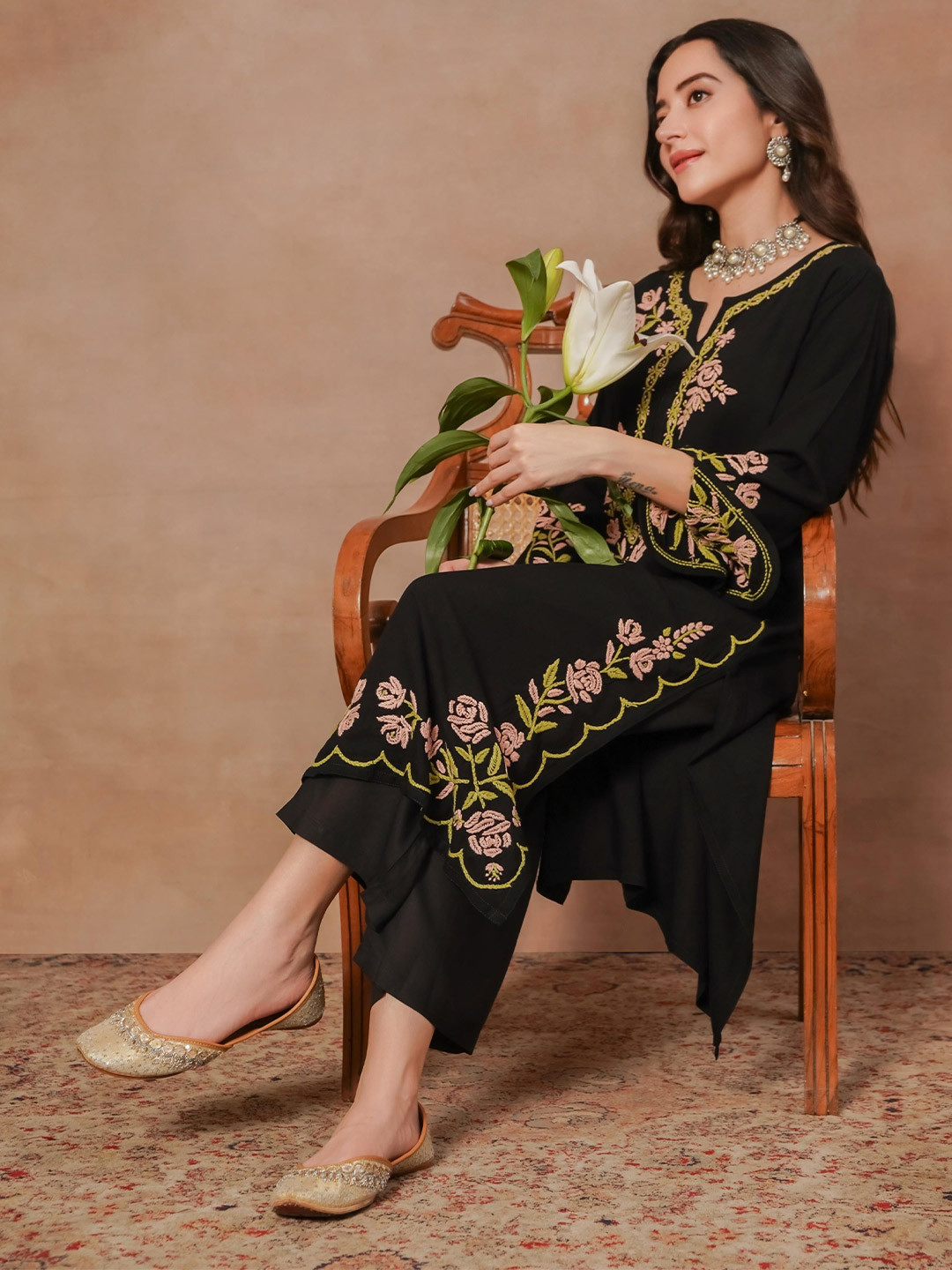 HOUSE OF KARI Black Floral Embroidered Round Neck Long Sleeves Chikankari Straight Cotton Kurta