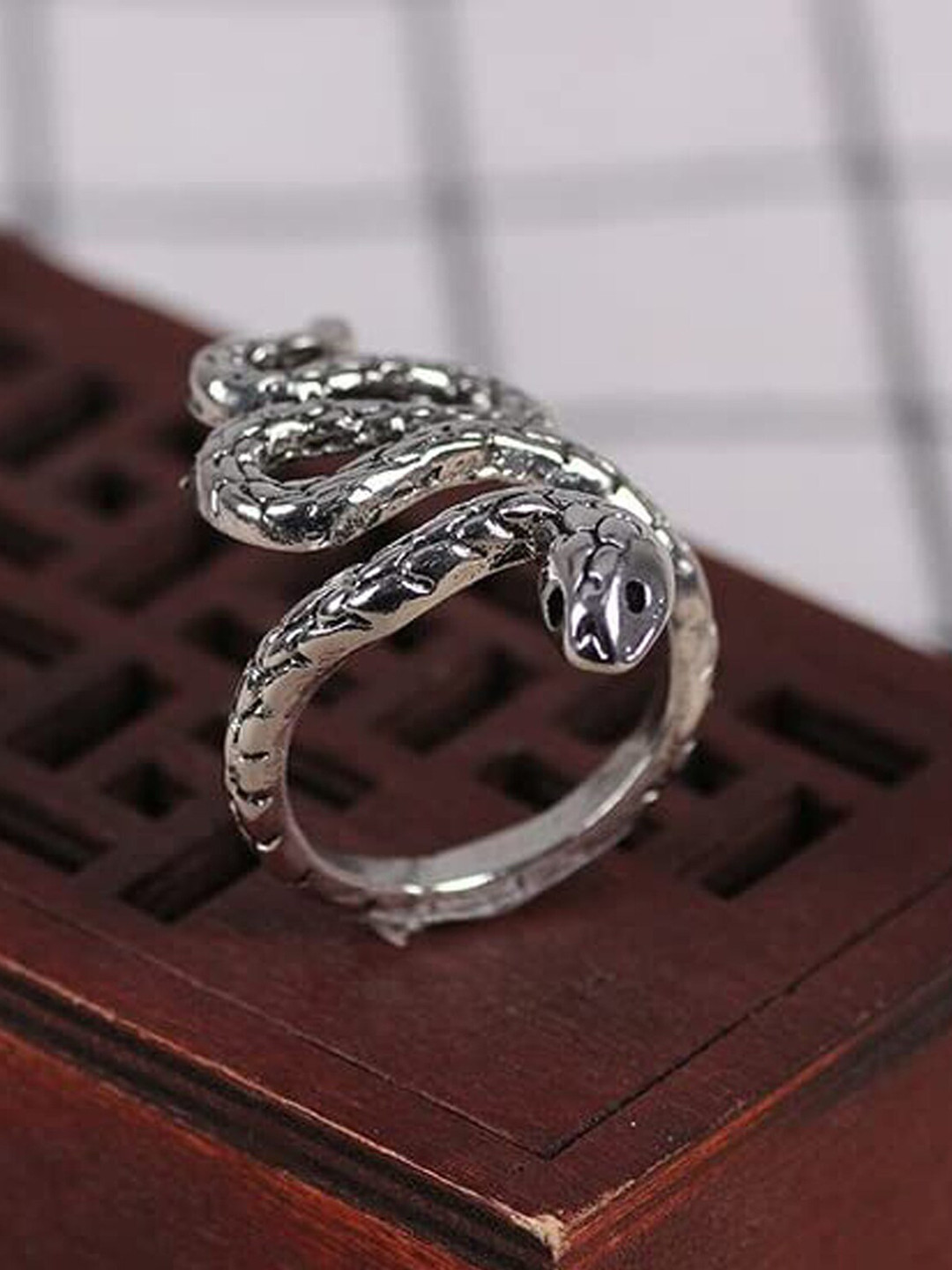 Okos Set Of 2 Textured Snake-Shaped Adjustable Finger Rings