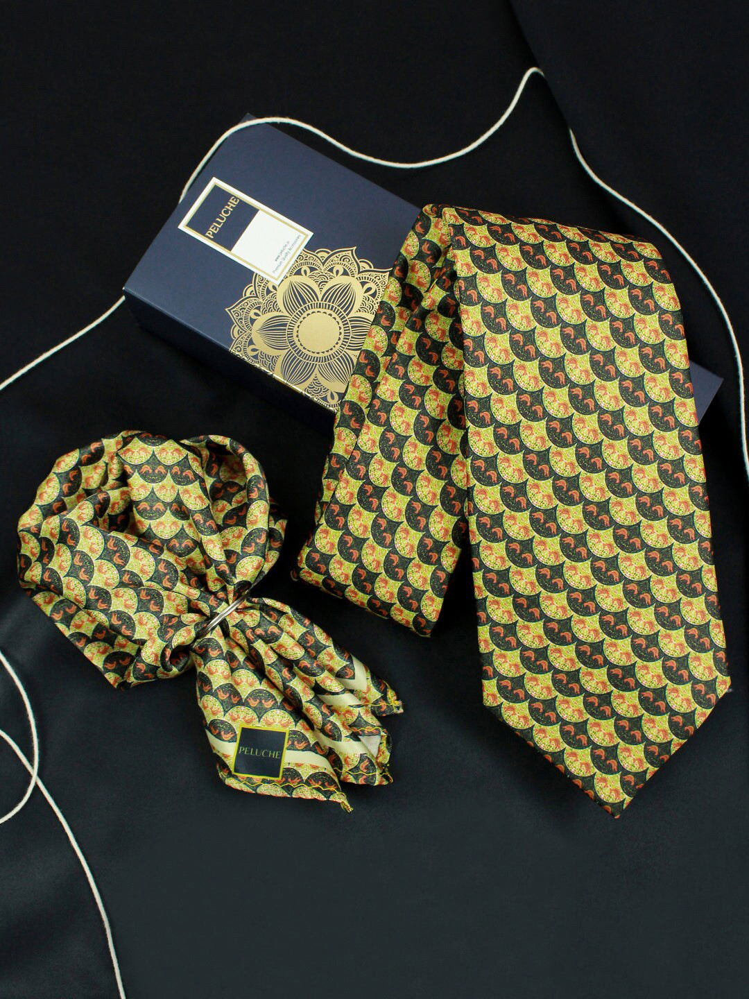 PELUCHE Men Printed Broad Broad Neck Tie & Pocket Square Set