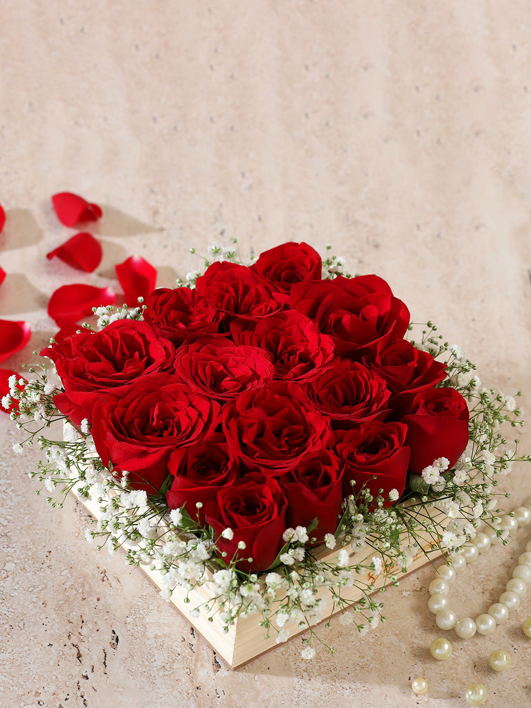 fnp Red 16 Pieces Fresh Rose Flowers Bouquet With Wooden Tray