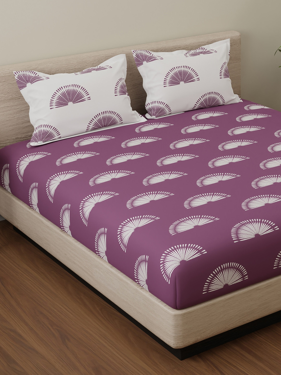 Huesland Sunrise White Geometric Cotton 144 TC King Bedsheet with 2 Pillow Covers-108 x 108 inches