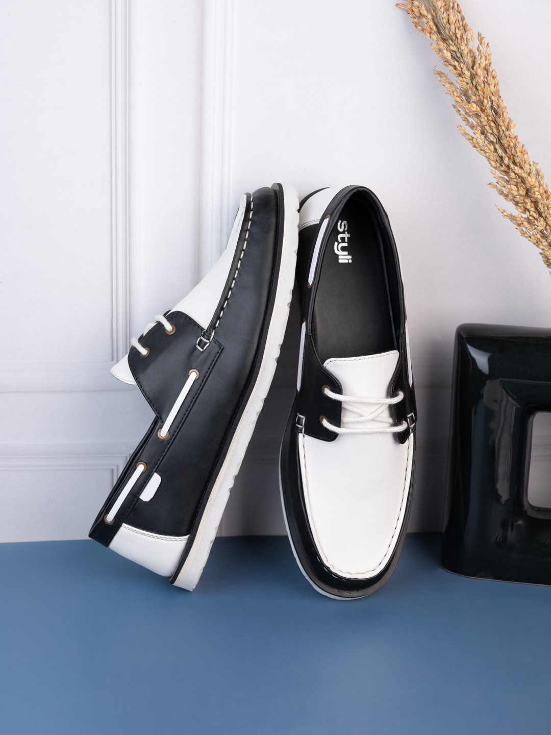 Styli Men Black Colourblocked Comfort Insole Contrast Sole Lace-Ups Boat Shoes