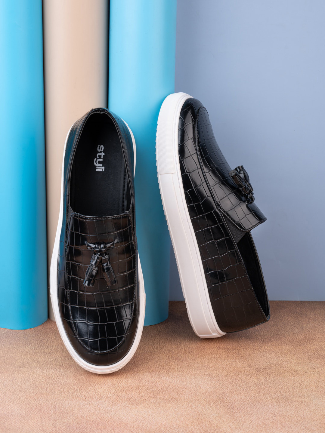 Styli Men Textured Tasseled Detail Comfort Insole Contrast Sole Slip-On Sneakers