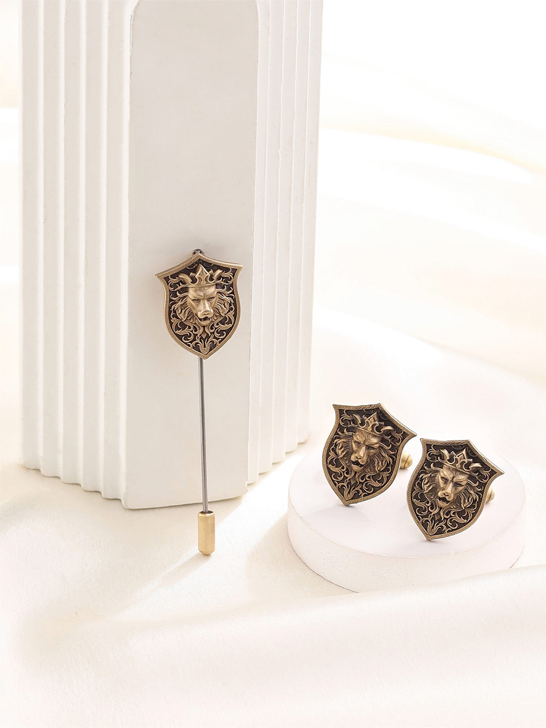 COSA NOSTRAA Men Set of 2 The Lion Shield Lapel Pin Accessory Gift Set