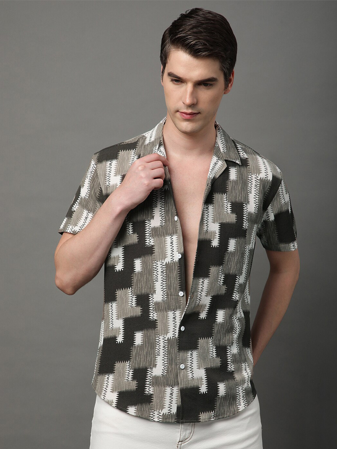 Voroxy Men Smart Printed Spread Collar Short Sleeves Regular Fit Casual Shirt