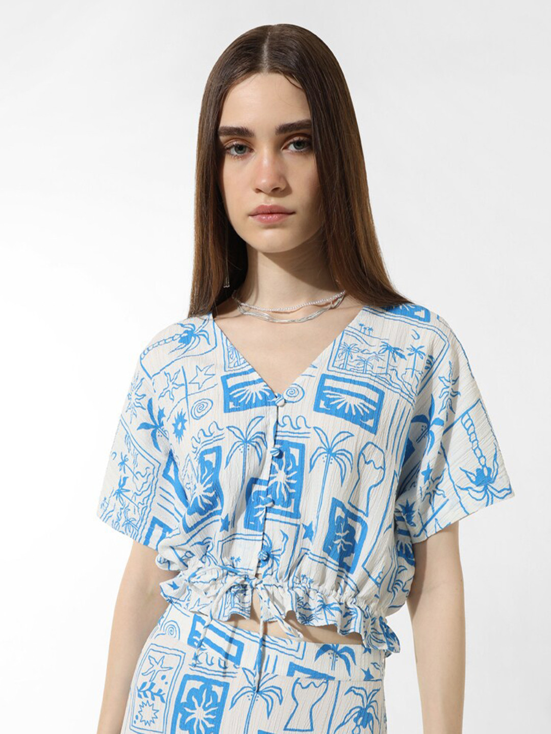 ONLY Onl Uexsun Graphic Printed V-Neck Extended Sleeves Tie-Ups Detail Crop Top