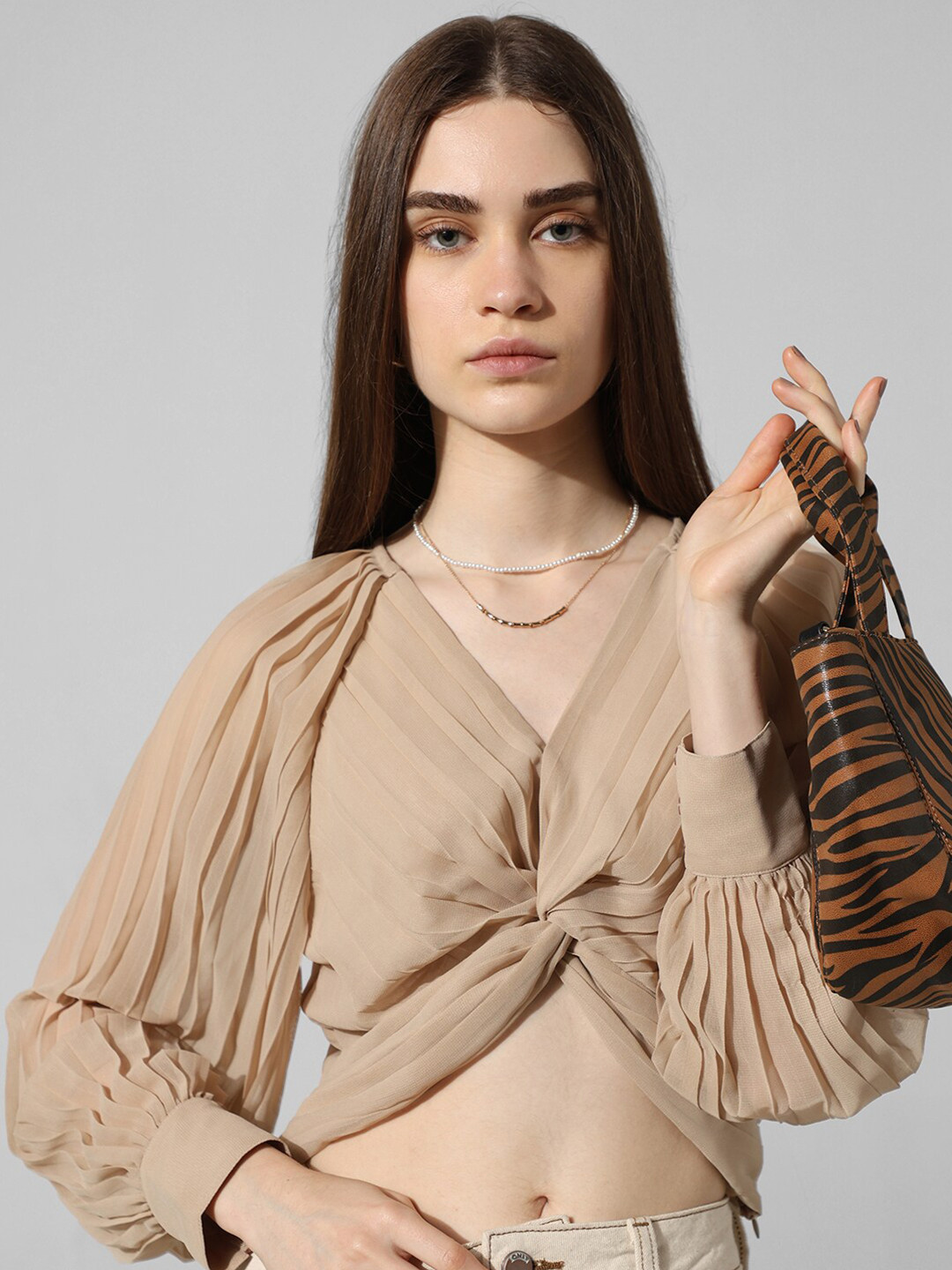 ONLY Uex Onlrusso V-Neck Cuffed Sleeves Twisted Detail Crop Top