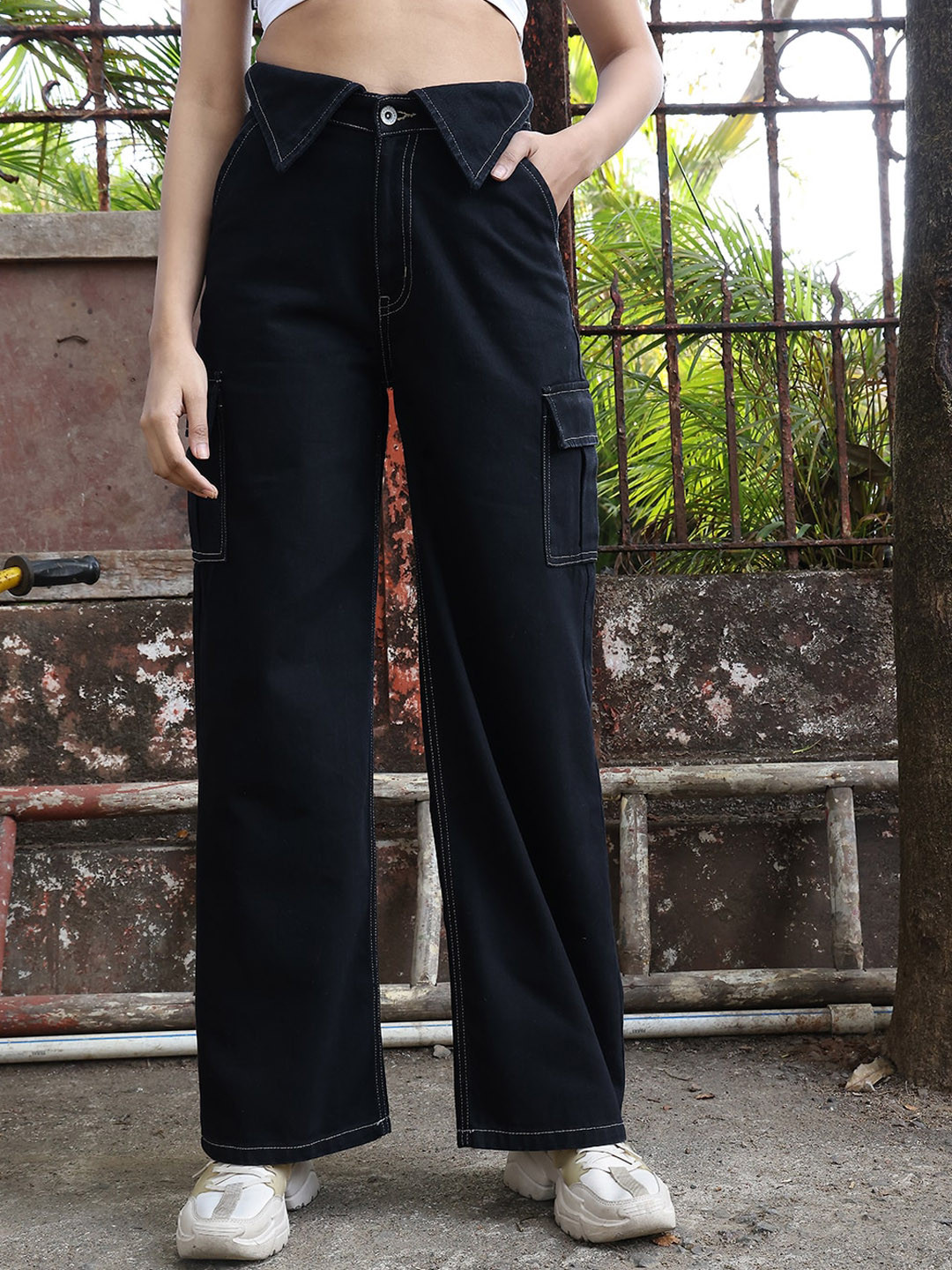 The Roadster Lifestyle Co. Women Black Clean Look Cargo Styles Relaxed-Fit Jeans