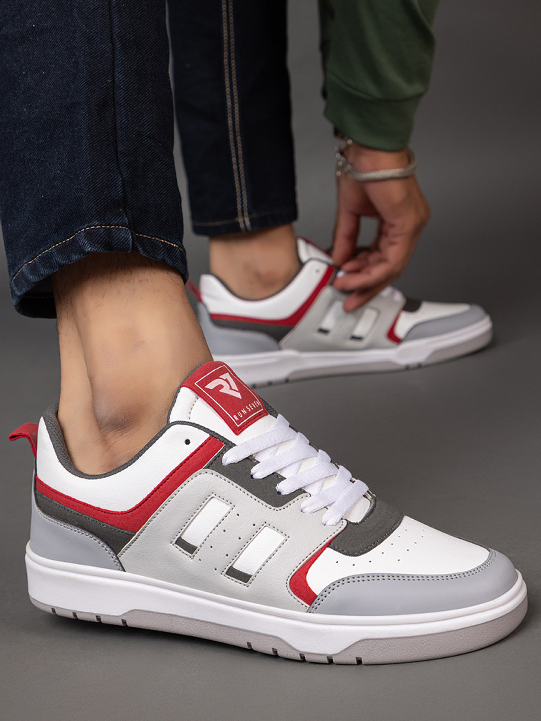 RUN SEVEN Men Colourblocked Lace Up Sneakers